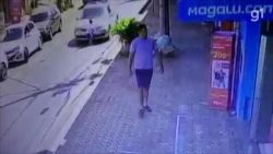 crianca-e-atropelada-ao-atravessar-a-rua-atras-do-pai-no-interior-de-sp;-video