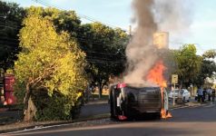 carro-pega-fogo-apos-capotar-em-avenida-de-bauru