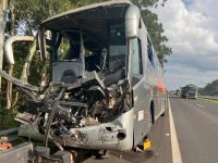 onibus-que-transportava-pacientes-acerta-traseira-de-caminhao-e-batida-deixa-feridos-em-rodovia-de-botucatu