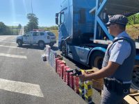 policia-rodoviaria-apreende-arma,-municoes-e-cigarros-sem-nota-fiscal-com-caminhoneiro-no-interior-de-sp