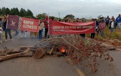 indigenas-bloqueiam-vicinal-entre-avai-e-duartina-em-protesto-contra-projeto-de-lei-sobre-demarcacoes-de-terras