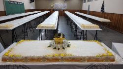 igreja-em-bauru-produz-‘bolo-de-santo-antonio’-de-3-toneladas-com-medalhas-e-ate-pares-de-aliancas