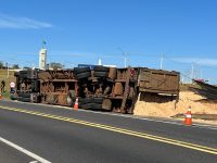 carreta-carregada-de-po-de-serra-tomba-em-rodovia-de-botucatu