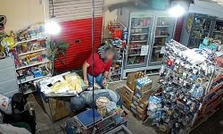 criminosos-rendem-comerciante-durante-assalto-a-mercearia-em-itapolis;-veja-o-video