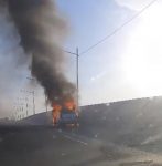 carro-fica-destruido-apos-pegar-fogo-em-viaduto-de-bauru