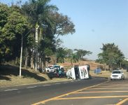 caminhao-carregado-com-oleo-diesel-tomba-em-rodovia-de-herculandia