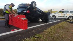 carro-capota-e-policia-apreende-350-quilos-de-maconha-em-rodovia-de-galia