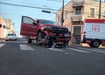 motociclista-fica-ferido-apos-ser-atingido-por-caminhonete-em-cruzamento-no-interior-de-sp