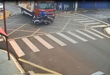 motociclista-e-arremessado-apos-colidir-com-caminhao-no-centro-de-santa-cruz-do-rio-pardo;-video