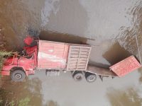 caminhoneiro-fica-preso-as-ferragens-e-morre-apos-caminhao-tombar-no-rio-do-peixe-em-tupa