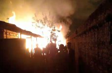 incendio-destroi-casa-e-atinge-telhado-de-imovel-vizinho-no-interior-de-sp