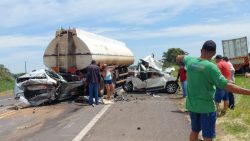 carros-sao-esmagados-por-caminhoes-durante-operacao-pare-e-siga-na-br-153;-crianca-morreu-no-acidente