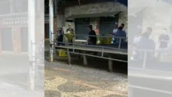 homem-surta-com-barulho-de-bateria-e-ameaca-pessoas-com-faca-durante-ensaios-do-carnaval-em-pardinho;-video