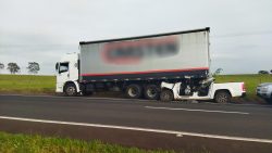 caminhonete-fica-embaixo-de-carreta-apos-colisao-traseira-no-interior-de-sp;-tio-e-sobrinho-morreram